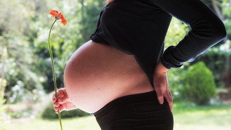 Un joven transexual detiene su tratamiento hormonal y da a luz a un bebé 