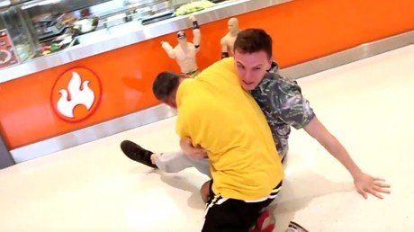 Un hombre pelea con un vendedor de kebabs para ganarse uno gratis