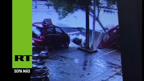 Un espectacular socavón se traga varios coches y árboles en China 