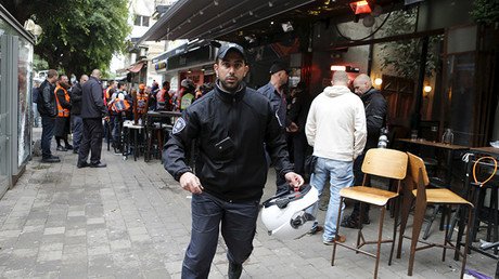 Policías israelíes golpean brutalmente a un hombre de apariencia árabe por no identificarse (video)