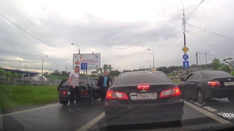 Un conductor sale ileso de una pelea al usar una inesperada técnica de defensa 