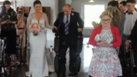 Un padre paralizado acompaña a su hija hacia el altar gracias a un traje robótico