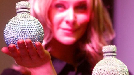 'Trolean' los anglicismos en España con un anuncio de perfume que huele a cerdo (videos)