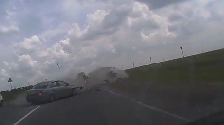 Un motociclista se salva por los pelos en un aparatoso accidente 