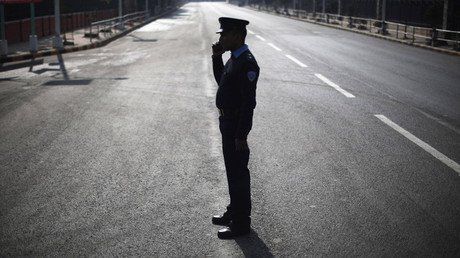 India: Un policía exige a un hombre que le limpie los zapatos si quiere poner una denuncia (video)