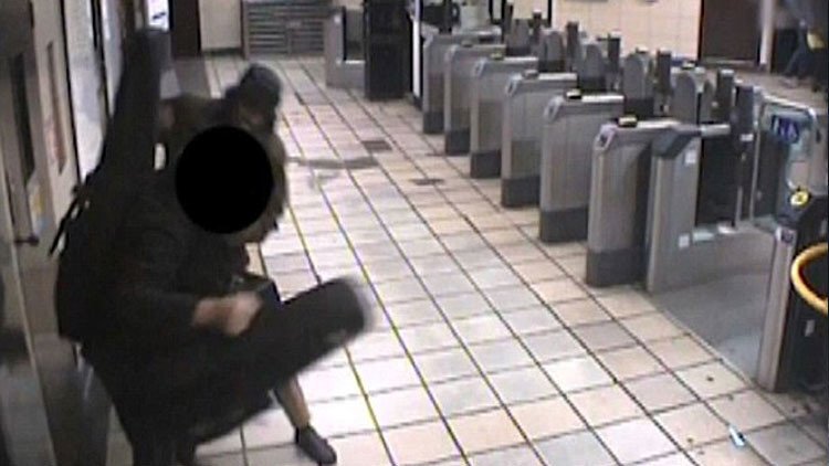 Exconductor de Uber intenta decapitar a un hombre en el metro de Londres (video)