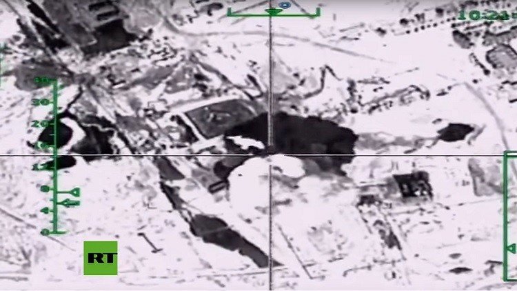 Video: Un bombardero ruso golpea la fuente de financiación del EI cerca de un bastión terrorista