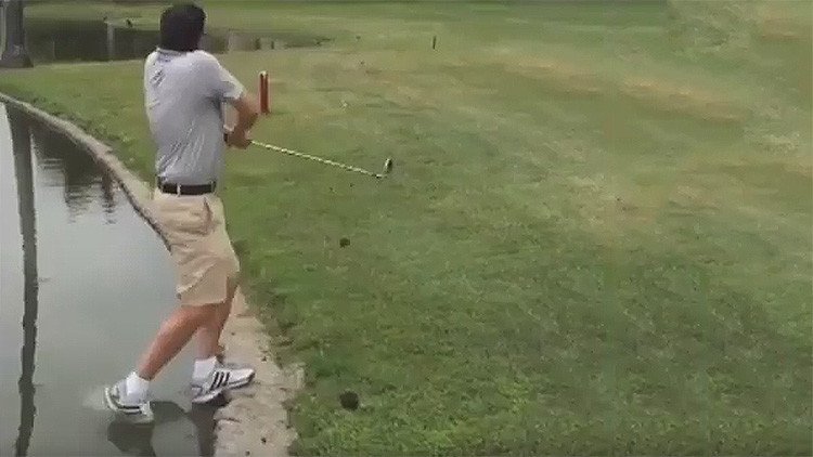 Golpe de risa: Un golfista se cae al agua tras el 'swing'