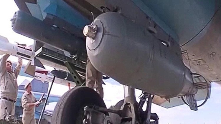 Un avión ruso bombardea una refinería petrolera controlada por el Estado Islámico en Siria