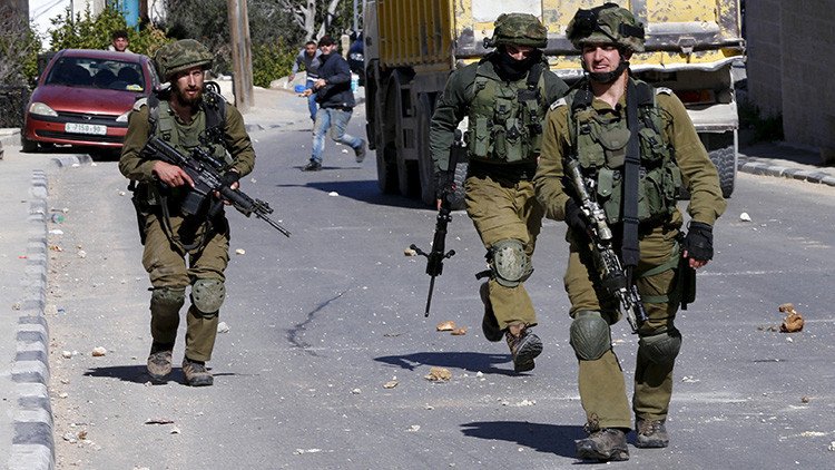 Fuerte video: Acercan un cuchillo al cadáver de un palestino abatido por un soldado israelí