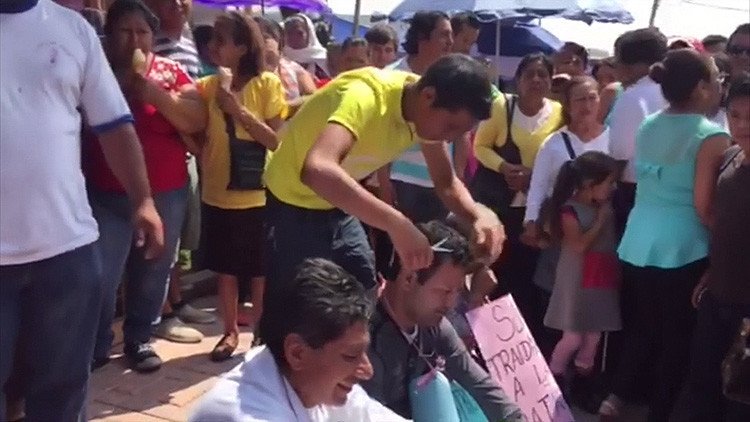México: Rapan y humillan a maestros "traidores" por no participar de una huelga (Video)