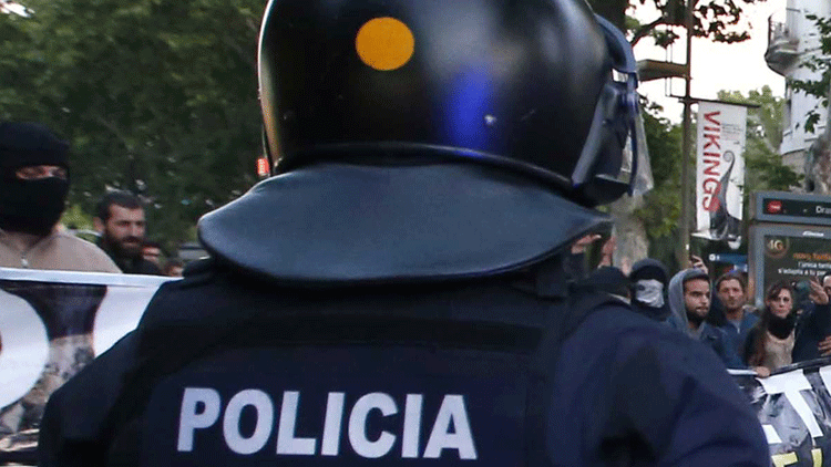"Están colgados": Le rompen el tobillo a un policía en el metro de Barcelona (video)