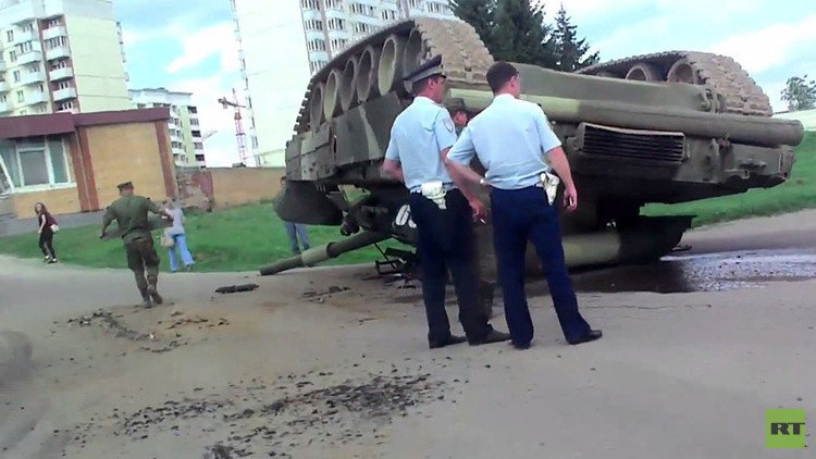 Un tanque T-80 vuelca en plena ciudad cerca de Moscú (Video, fotos)