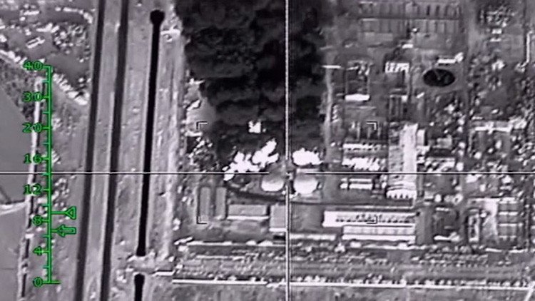 Revelan imágenes de aviones de combate rusos que reducen a cenizas instalaciones petroleras del EI 