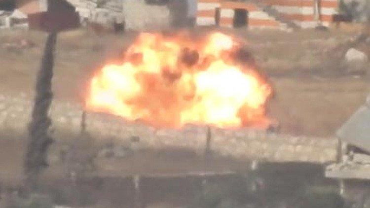 Video: Militantes de la oposición lanzan un ataque con un misil contra el Ejército sirio en Alepo