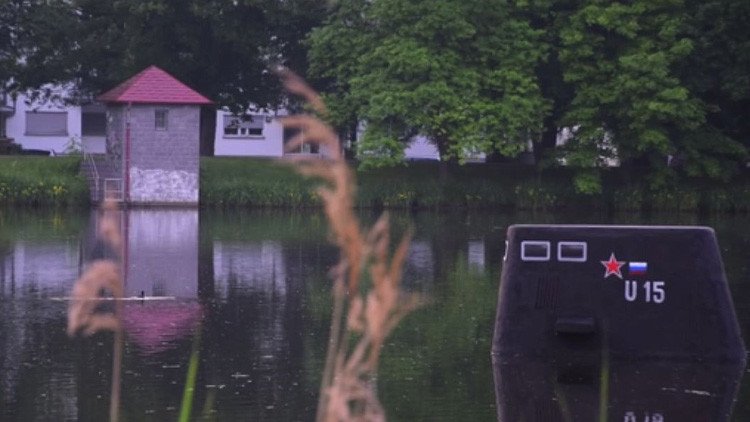 Video: Un 'submarino ruso' emerge en un lago alemán