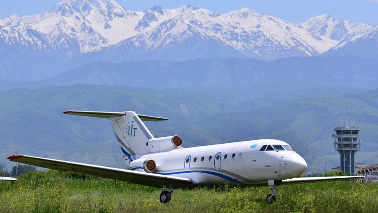 Una aerolínea regala un avión de pasajeros YAK-40 (Fotos)