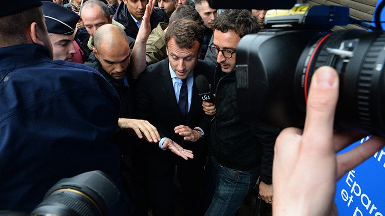 El ministro de Economía francés sufre una lluvia de huevos en rechazo a la reforma laboral
