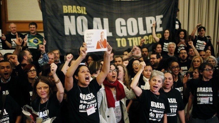 Chomsky sobre Rousseff: "Lo sucedido en Brasil es un golpe de Estado blando"