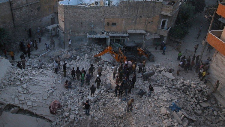 Siria: Rescatan a una niña entre los escombros dejados por bombardeos del Frente al Nusra (video)