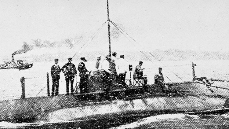 Descendientes del capitán del primer submarino ruso solicitan subir la nave a la superficie