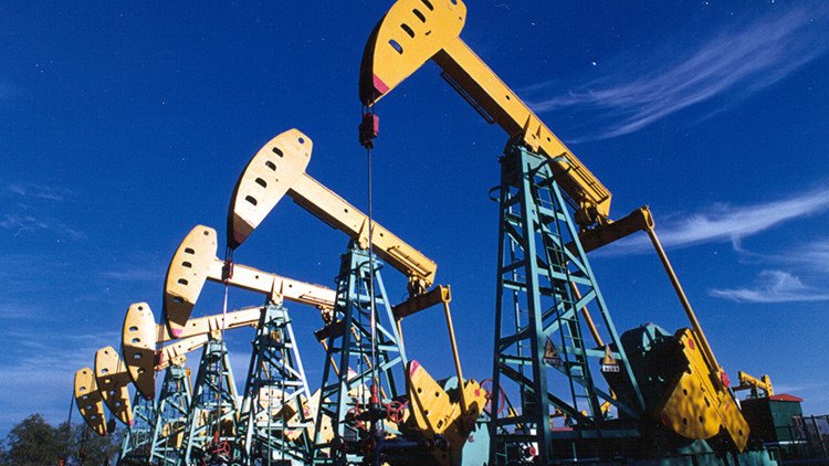 El petróleo Brent supera los 51 dólares el barril por primera vez en siete meses