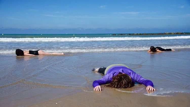FOTOS: Playa de Cádiz se cubre de 'cadáveres' recreando la tragedia de refugiados en la costa libia