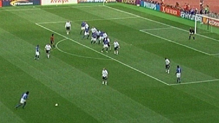 14 años después: Retan a Ronaldinho a repetir su golazo a Inglaterra y este fue el resultado