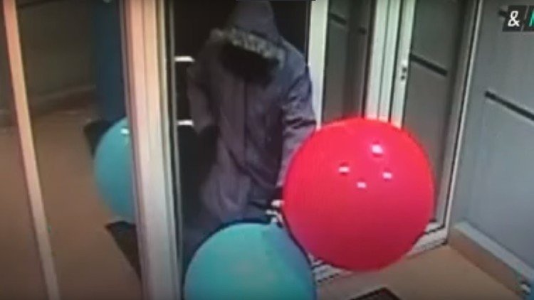 Rusia: Un astuto ladrón desvalija cajero automático con la ayuda de unos globos