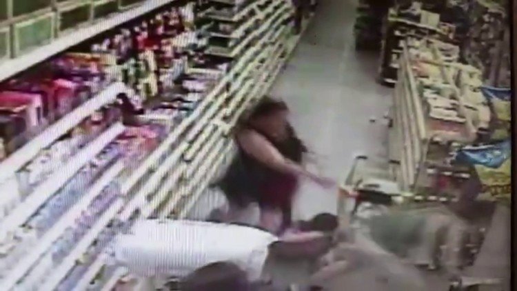 Instinto materno: una mujer impide el secuestro de su hija en un supermercado 