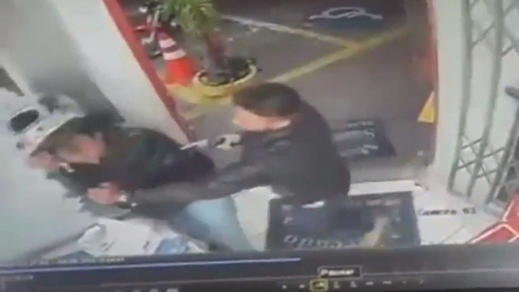 La Coca-Cola puede ser mortal: Vigilante casi mata a un comprador 'armado' con una botella