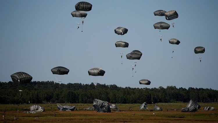 Salto masivo de paracaidistas abre los mayores simulacros de la OTAN desde la Guerra Fría (FOTOS)