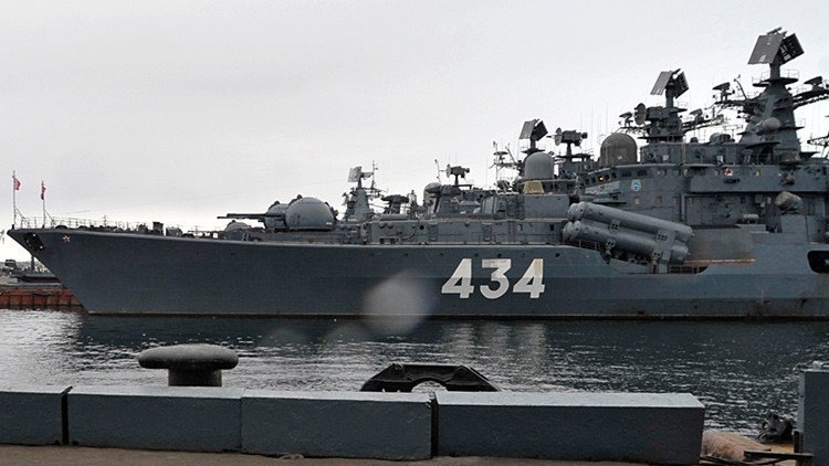 El destructor ruso Admiral Ushakov lleva a cabo disparos de artillería en el mar de Barents