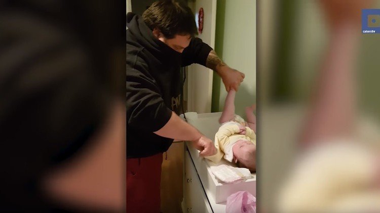 Este padre le cambia el pañal a su hija por primera vez y esa es su reacción