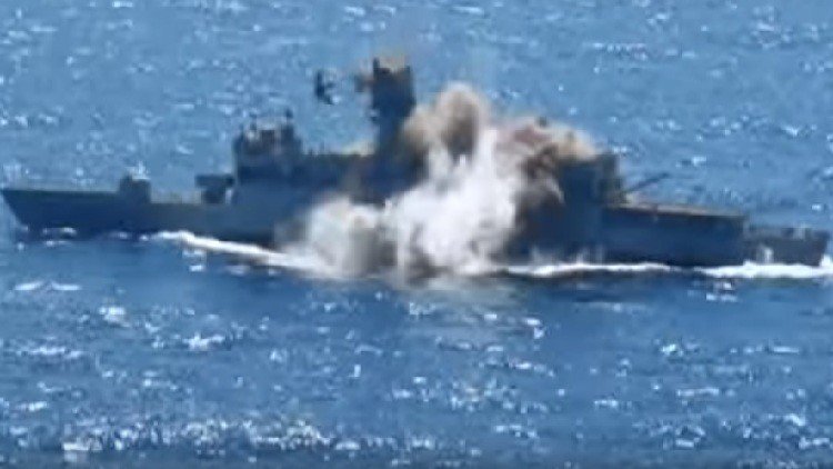 Video: Un buque de guerra turco destrozado en pedazos por un torpedo guiado