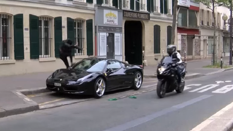 "¡Bienvenidos a la Eurocopa!": Manifestantes destrozan un Ferrari en París (Video) 
