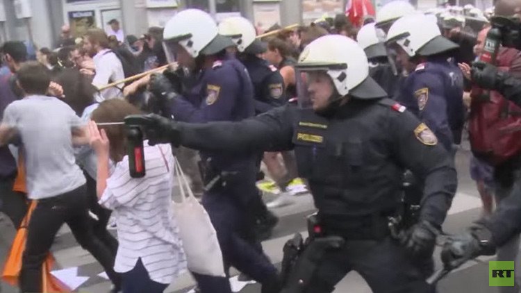La Policía dispersa con gas pimienta una manifestación contra la inmigración en Austria (video)