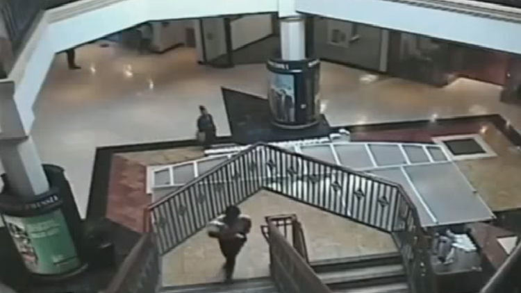 Cámaras de seguridad capturan el robo de un bebé en un centro comercial