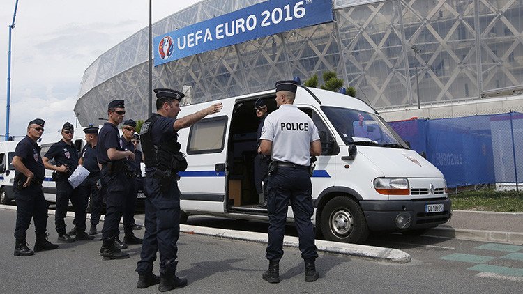 La Policía francesa irrumpe en un hotel de aficionados rusos de fútbol 