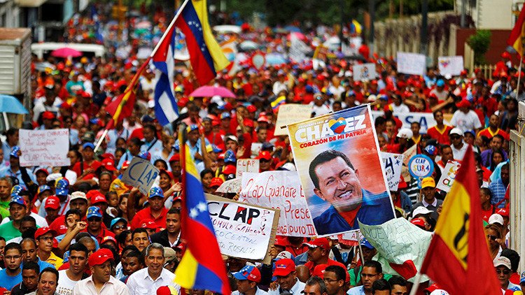 Interponen demanda por "fraude" en la recolección de firmas para el revocatorio contra Maduro