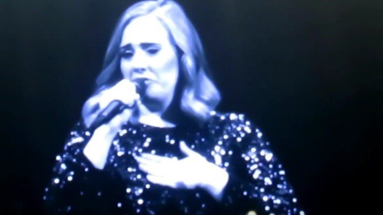 Adele llora por las víctimas de la masacre en Orlando durante un concierto en Bélgica