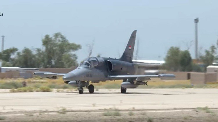Video: El ministro de Irak dirige a bordo de un F-16 un bombardeo contra el Estado Islámico
