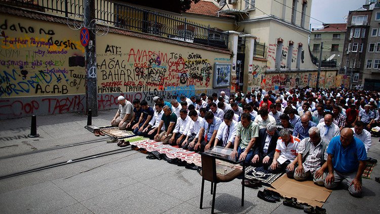 Los que no rezan son "animales": Declaraciones de un profesor de islam indignan a la sociedad turca
