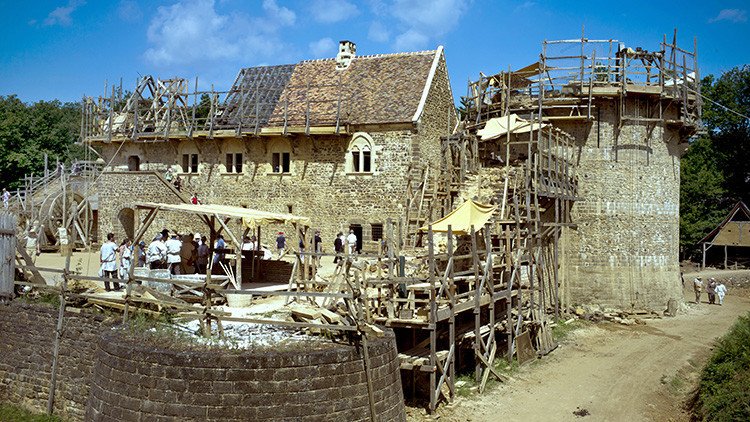 Video: Construyen un castillo con técnicas medievales en Francia