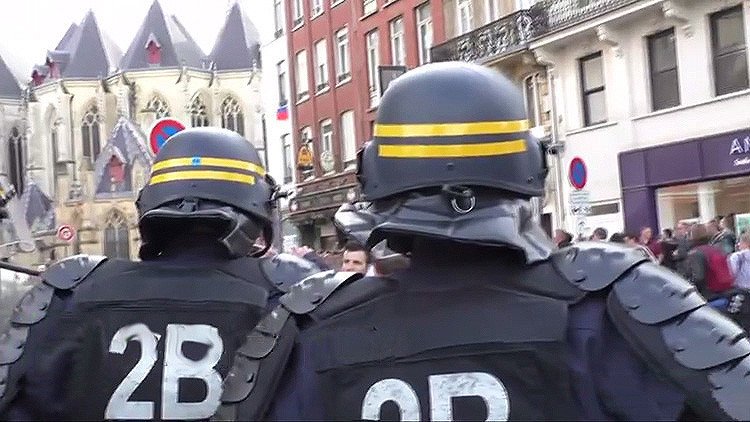 Video: La Policía francesa dispersa con gases lacrimógenos a hinchas ingleses