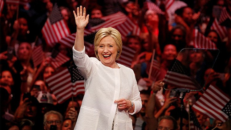 Hipocresía de Hillary: se viste 'haute couture' para combatir la desigualdad