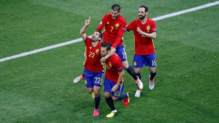 España golea a Turquía y se mete en octavos de la Eurocopa