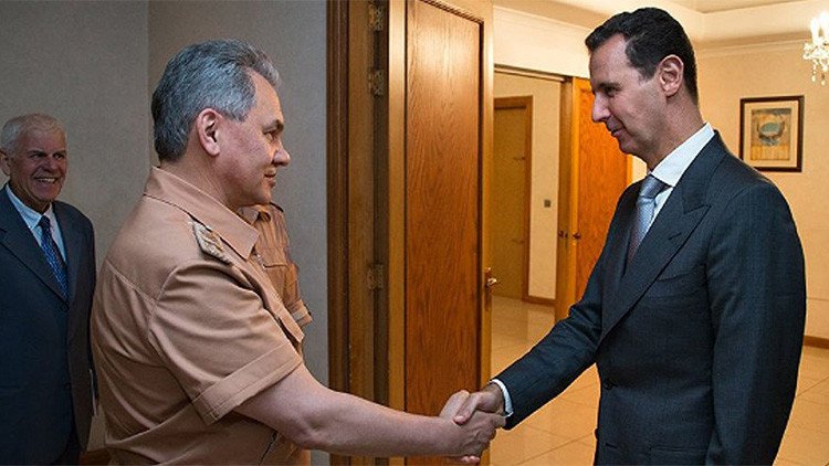 El ministro de Defensa ruso inspecciona la base aérea en Siria y se reúne con Assad (fotos)