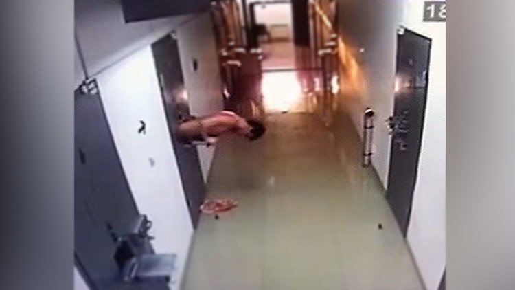 El increíble escape al desnudo de una celda en Rusia