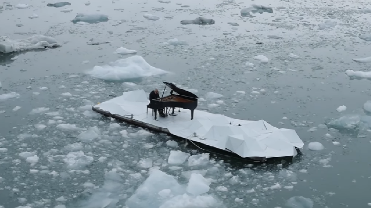 'La elegía del Ártico': Una composición interpretada sobre un bloque de hielo en el océano